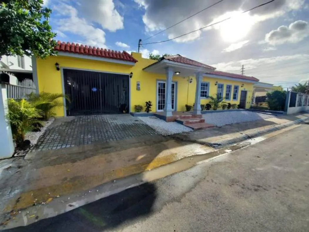 Near Casa Bacardi, 5 Beds, Sleeps 10, Beach Town, Unit 1 Catano 0*,