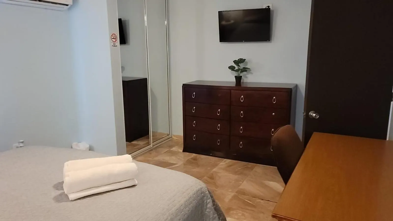 Near Casa Bacardi, 5 Beds, Sleeps 10, Beach Town, Unit 1 Catano Apartman